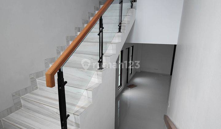 Rumah Baru Hoek Layout Menawan 4 Kamar Siap Huni di The Icon M403
