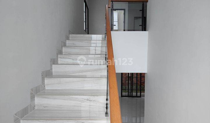 Rumah Baru Hoek Layout Menawan 4 Kamar Siap Huni di The Icon M403