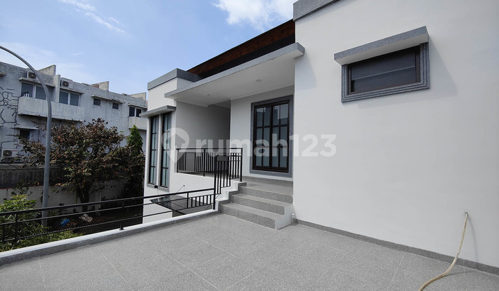Rumah Baru Hoek Layout Menawan 4 Kamar Siap Huni di The Icon M403