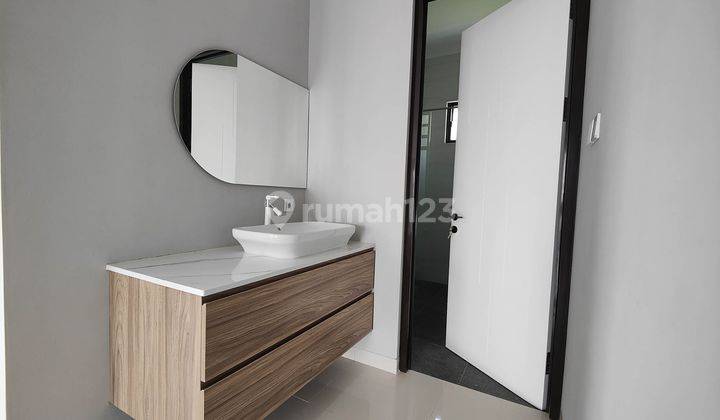 Rumah Baru Hoek Layout Menawan 4 Kamar Siap Huni di The Icon M403