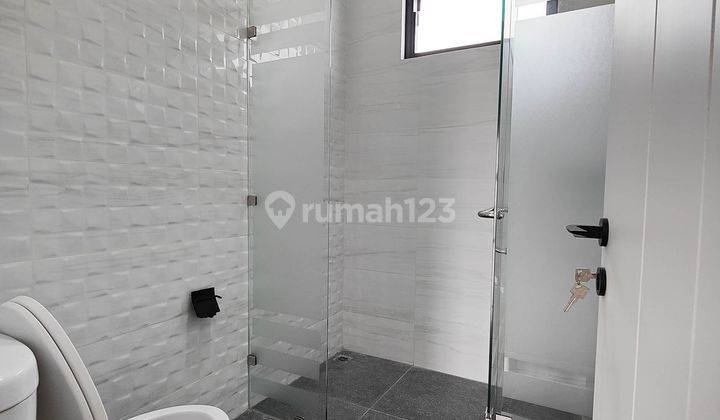 Rumah Baru Hoek Layout Menawan 4 Kamar Siap Huni di The Icon M403