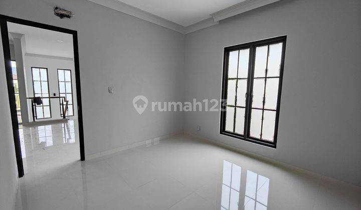 Rumah Baru Hoek Layout Menawan 4 Kamar Siap Huni di The Icon M403