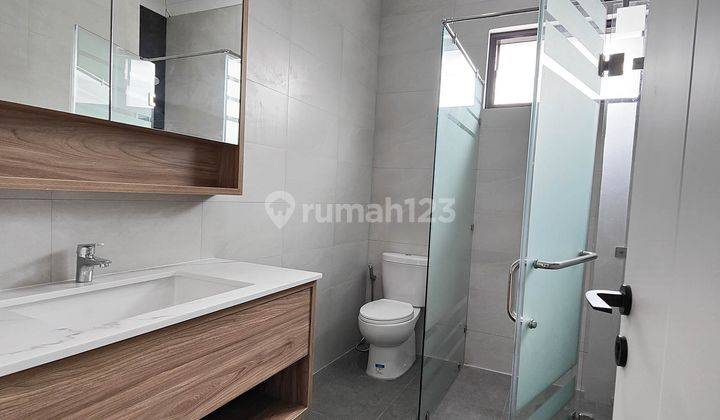 Rumah Baru Hoek Layout Menawan 4 Kamar Siap Huni di The Icon M403