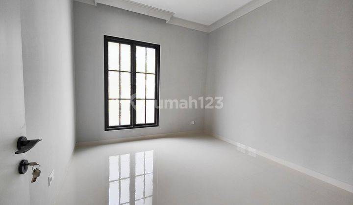 Rumah Baru Hoek Layout Menawan 4 Kamar Siap Huni di The Icon M403