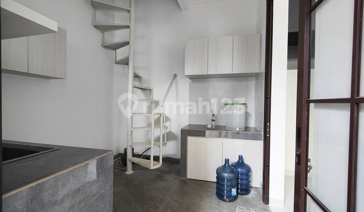 Rumah Baru Hoek Layout Menawan 4 Kamar Siap Huni di The Icon M403
