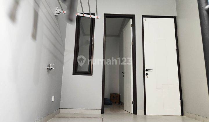 Rumah Baru Hoek Layout Menawan 4 Kamar Siap Huni di The Icon M403