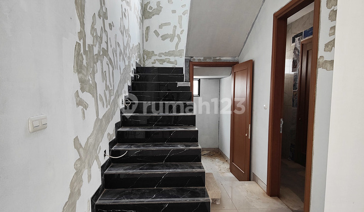 Rumah Baru Hoek 2 Lantai 4 Kamar Tidur Siap Huni Layout Bagus di The Icon M380