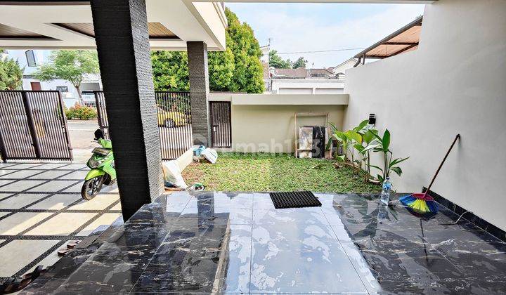 Rumah 2 Lantai 4 Kamar Ada Kolam Renang di Kencana Loka M402