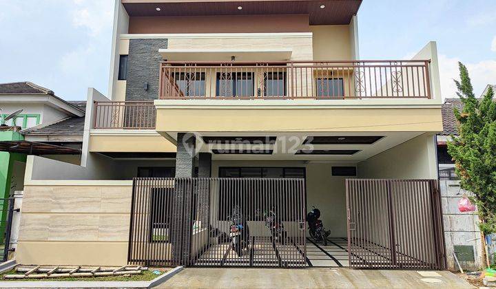 Rumah 2 Lantai 4 Kamar Ada Kolam Renang di Kencana Loka M402