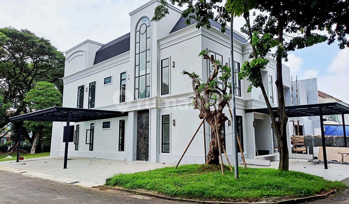 Rumah Baru Mewah Hoek 3 Lantai Classic Modern Semi Furnished 5 Kamar Ada Swimming Pool di Alam Sutera M562
