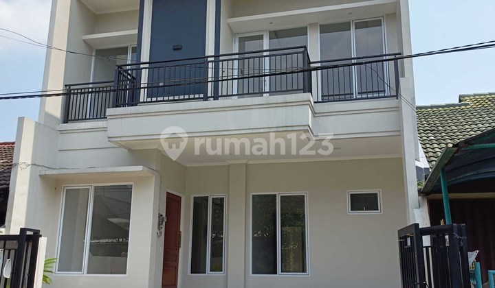 DIJUAL Rumah Full Renovasi Baru Minimalis Modern 2 Lantai 4 Kamar Layout Bagus Dekat Pintu Tol di Griya Loka BSD M497