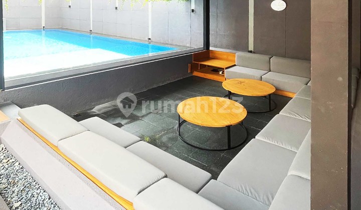 Rumah Mewah Full Furnished 5 Kamar Swimming Pool Siap Huni di Nava Park