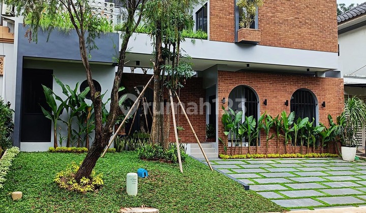 Dijual rumah Cantik Mewah 3 lantai layout bagus semi furnished Dekat Tol di The Green BSD M583