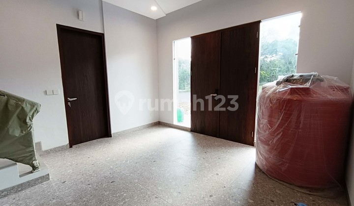 FOR SALE New 3-Story Corner House 4 Bedrooms Semi Furnished with Elevator in Alam Sutera M596 2