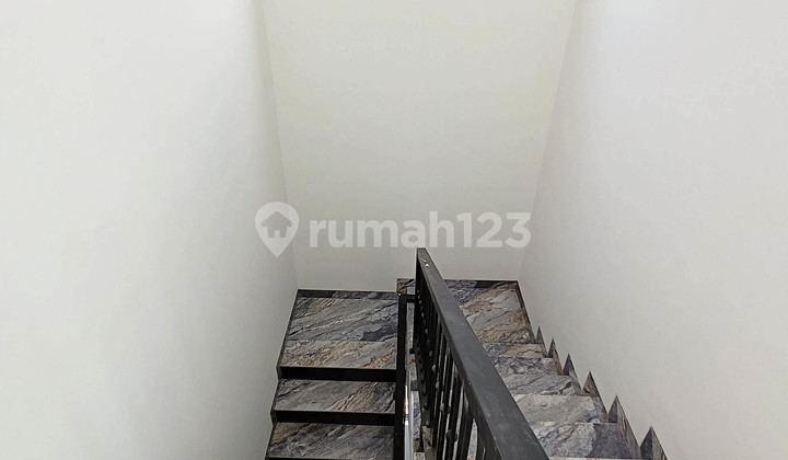 For Sale NEW Ready-to-Occupy Classic Modern 3-Story House 4 Bedrooms Near Toll Road in BSD M576 2