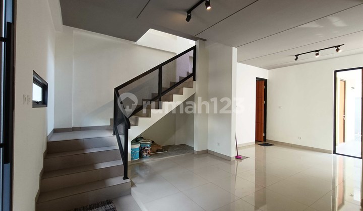 Turun Harga!! Dijual Rumah Sudah Renovasi Baru Modern Miminalis 2 Lantai 4 Kamar Siap Huni Kencana Loka Bsd M611 2