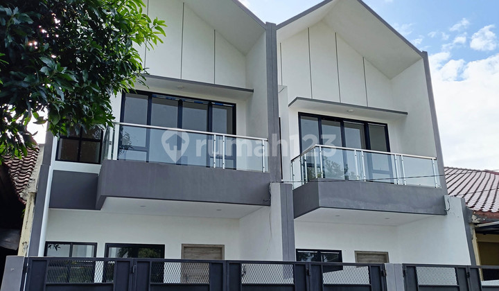 The House is Fully Renovated, Ready to Live In, 4 Bedrooms, Good Location in Villa Melati Mas BSD M542.