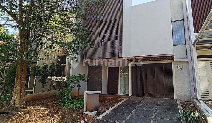 Jual Cepat Rumah 2 Lantai 3 Kamar Rapi Siap Huni Taman Belakang Luas di The Green Bsd M360