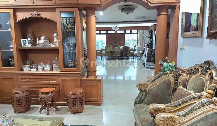 ruang keluarga rumah siap huni sangat terawat