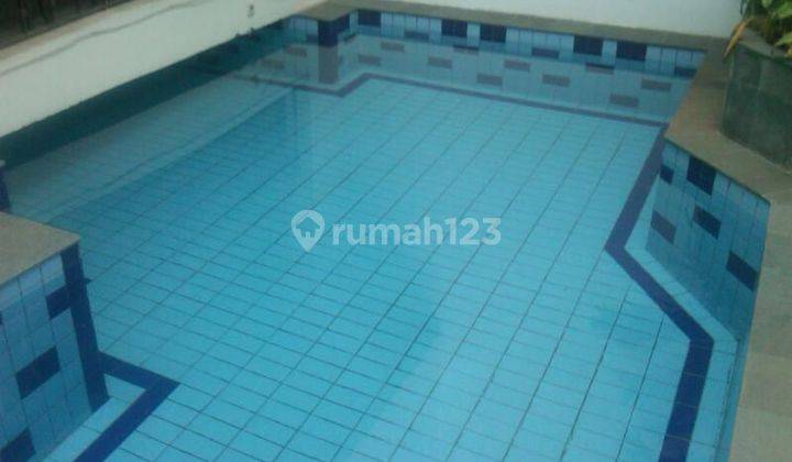 kolam renang rumah sangat terawat  di puri