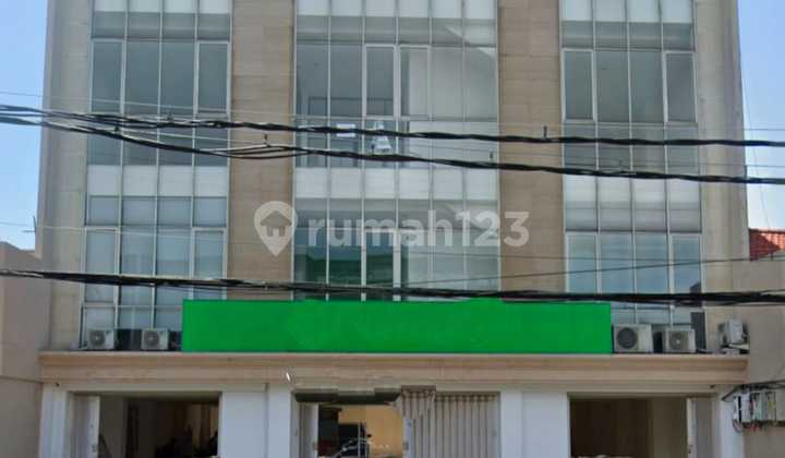 Gedung Raya Ambengan Strategis Parkiran Luas