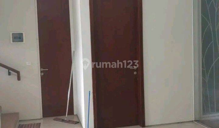 dijual rumah kosongan 2 lantai SHM siap huni bagus  2