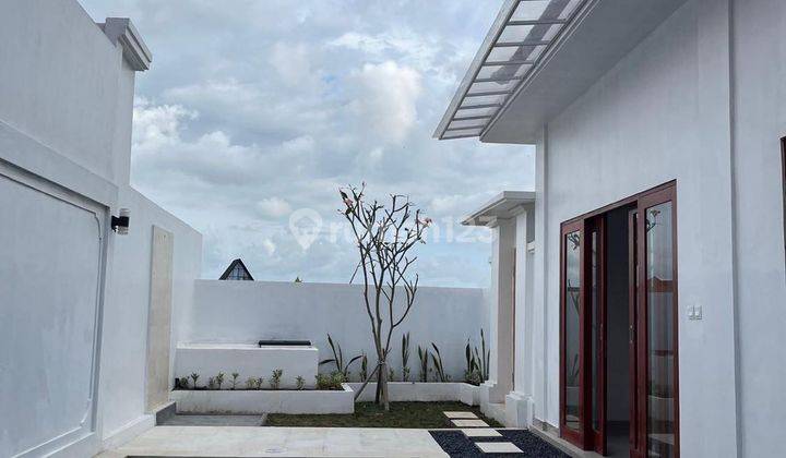 New 2 br villa on Canggu highway, walking distance to shops, restaurants etc. 1