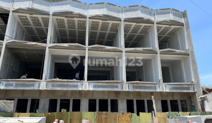 Shop House Under Construction on Raya Kedung Asem, Certified Title, 20 Meters from Merr