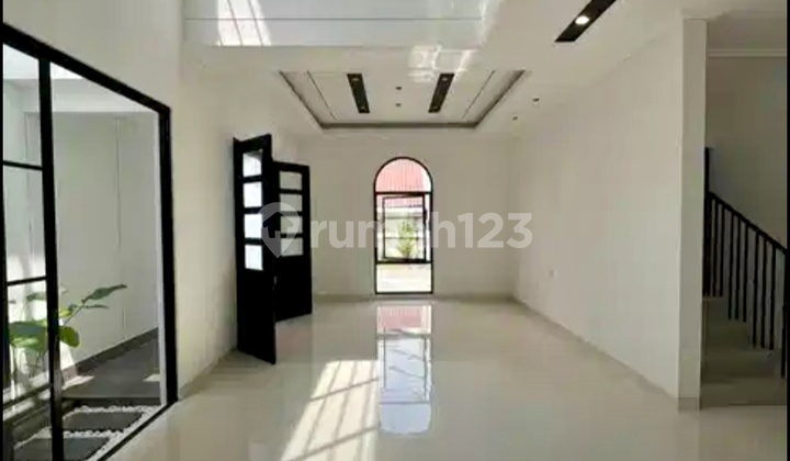 Rumah Colonial Modern 2 Lantai di Purimas Regency Rungkut 2