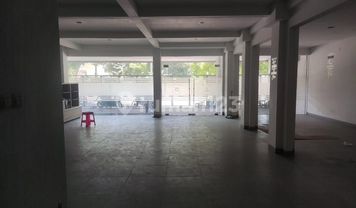 Commercial Building for Rent in a Busy Area and Strategic Location