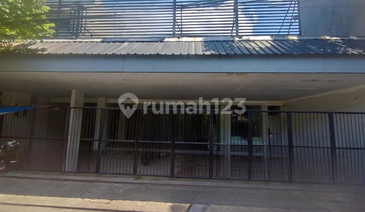 Commercial Building for Rent in a Busy Area and Strategic Location