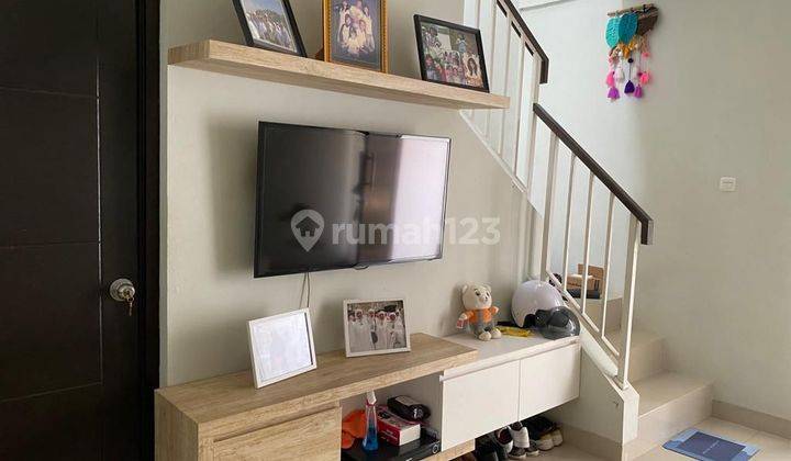 ruang keluarga rumah minimalis di neo oasis