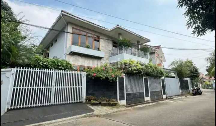 Rumah Modern Cantik Nan Asri di Warung Buncit