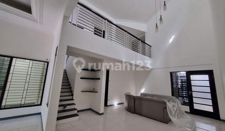 2-Storey House with 5 Bedrooms. A Step Away to Galaxi Mall and Unair.