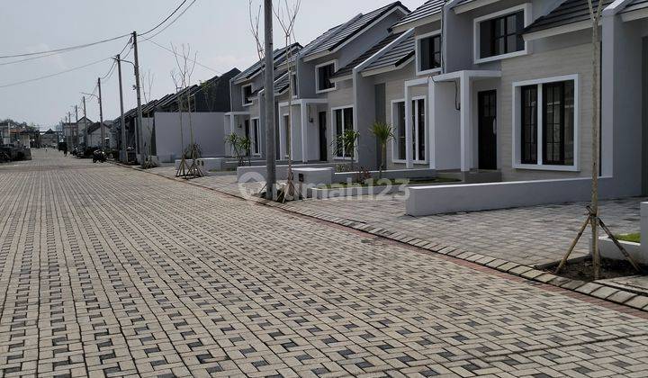 Rumah nol jalan raya lokasi Sidoarjo kota konsep modern  1