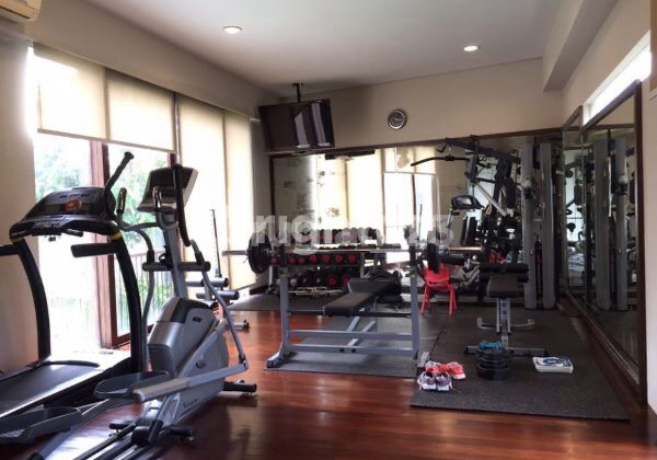 Rumah Luas Kolam Renang Taman Diponegoro Lippo Karawaci