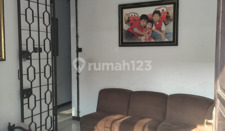Rumah 2 Lantai Tengah Kota Minim Renovasi Strategis 2
