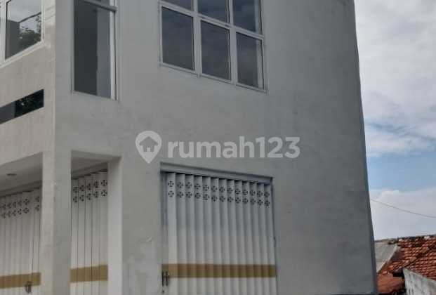 3-Story Shophouse on Jalan Pahlawan, New Probolinggo, HDP, Right of Way Road