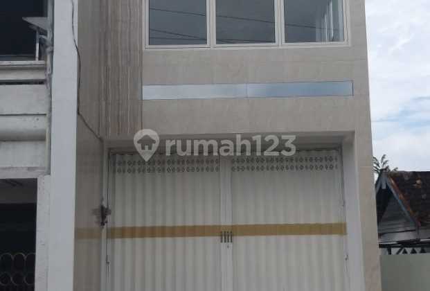 Three-Story Shophouse Commercial Area on Jalan Pahlawan, New Probolinggo, For Sale