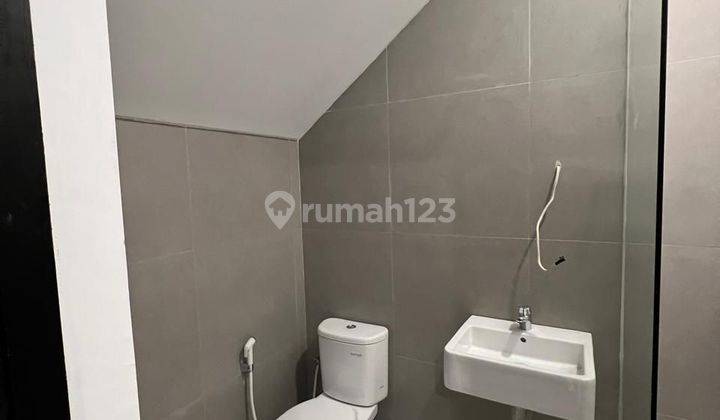 kamar mandi row 3 mbl kutisari indah,