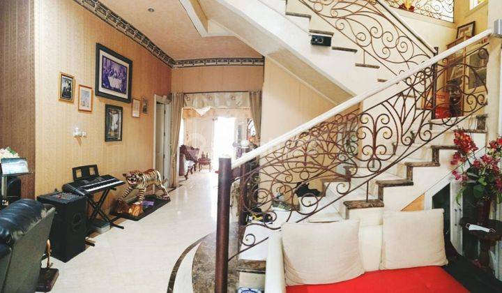 Rumah Mewah Gayungsari Timur, Kolam Renang, Home Theater Dan Gym Pribadi 2