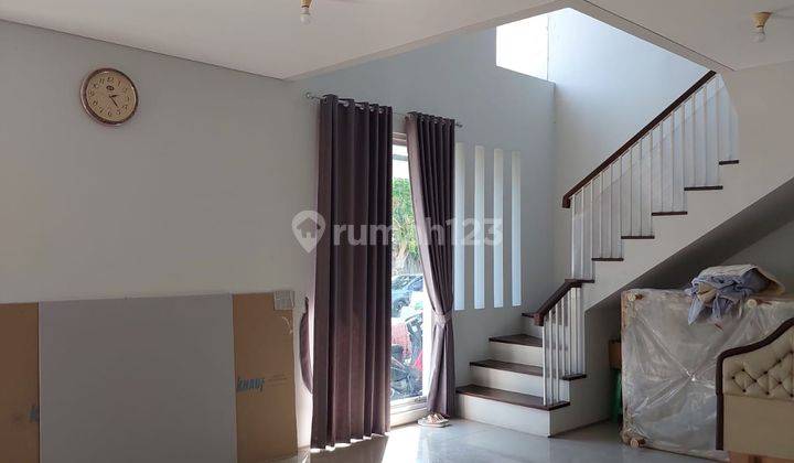 Rumah 2 Lantai Bagus Semi Furnished SHM di Royal Residence, Surabaya 2