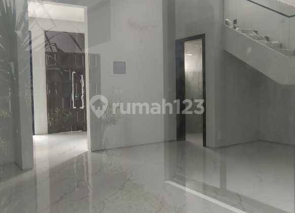 Rumah Baru di Woodland Citraland Surabaya 2