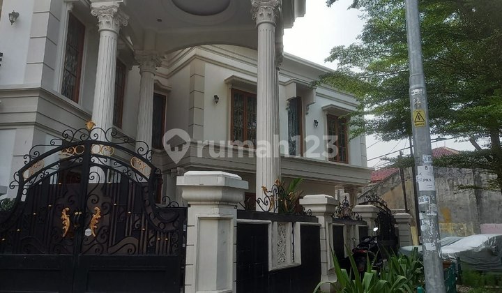 House + Strategically Located Luxury Furnished Boarding House on Jl. Bunga, Rawamangun 2