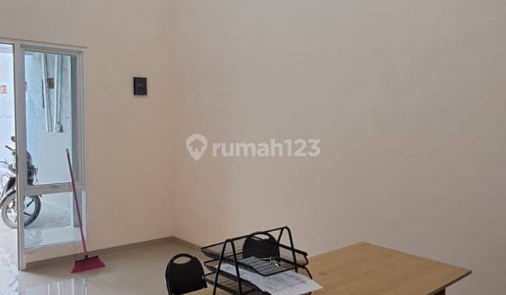 ruang tamu rumah baru bekasi utara tanpa
