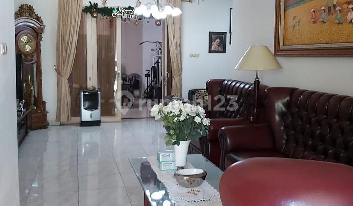 Rumah di Citra Grand, Posisi Depan Taman