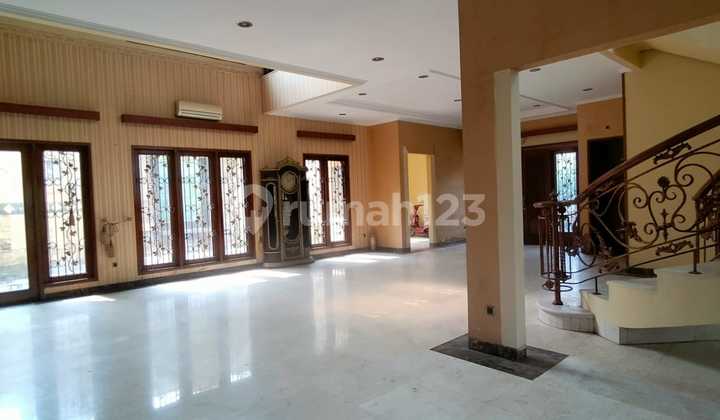 Rumah di Legenda Wisata, Hoek, Lokasi Dalam Cluster