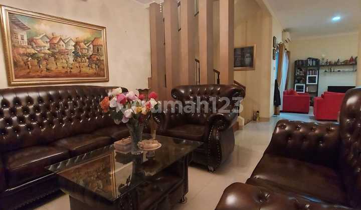 Rumah Besar di Kota Wisata, Posisi Depan Taman, Harga Menarik 2