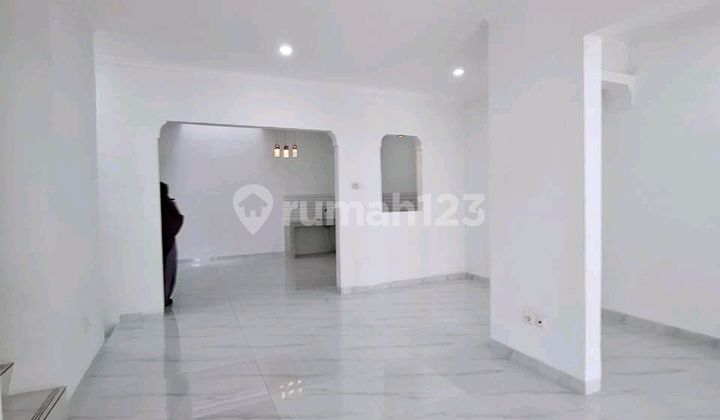 House in the Tourist City, Neat and Ready to Occupy