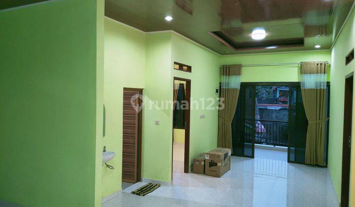ruang tamu rumah 2 lantai di telaga